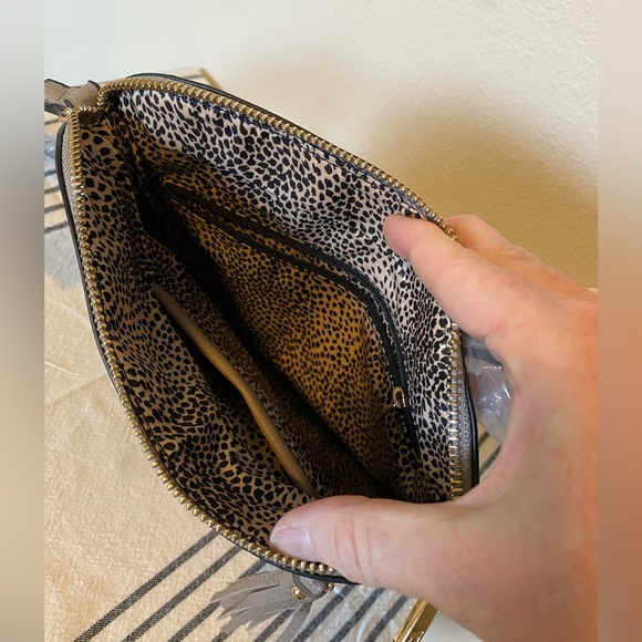 NWT Alyssa vegan crossbody purse with tassel - Picture 11 of 16